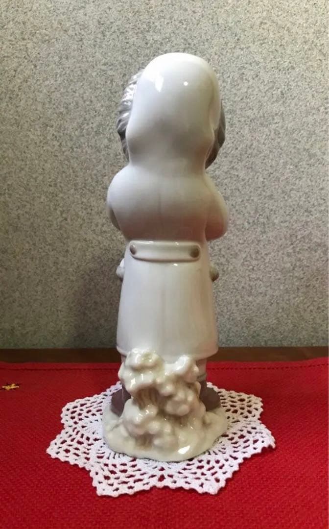 リヤドロ　うさぎを抱く少女