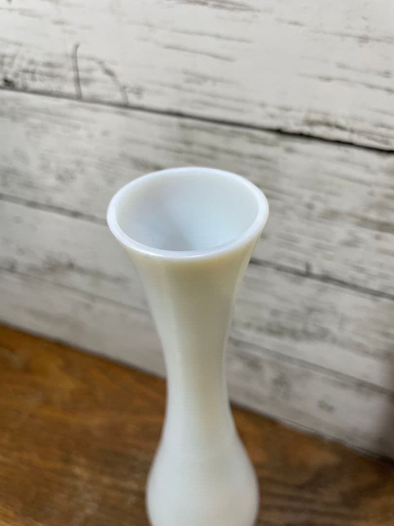 フランスアンティーク オパリンガラスの一輪挿し 花瓶 グラス ツイストステム