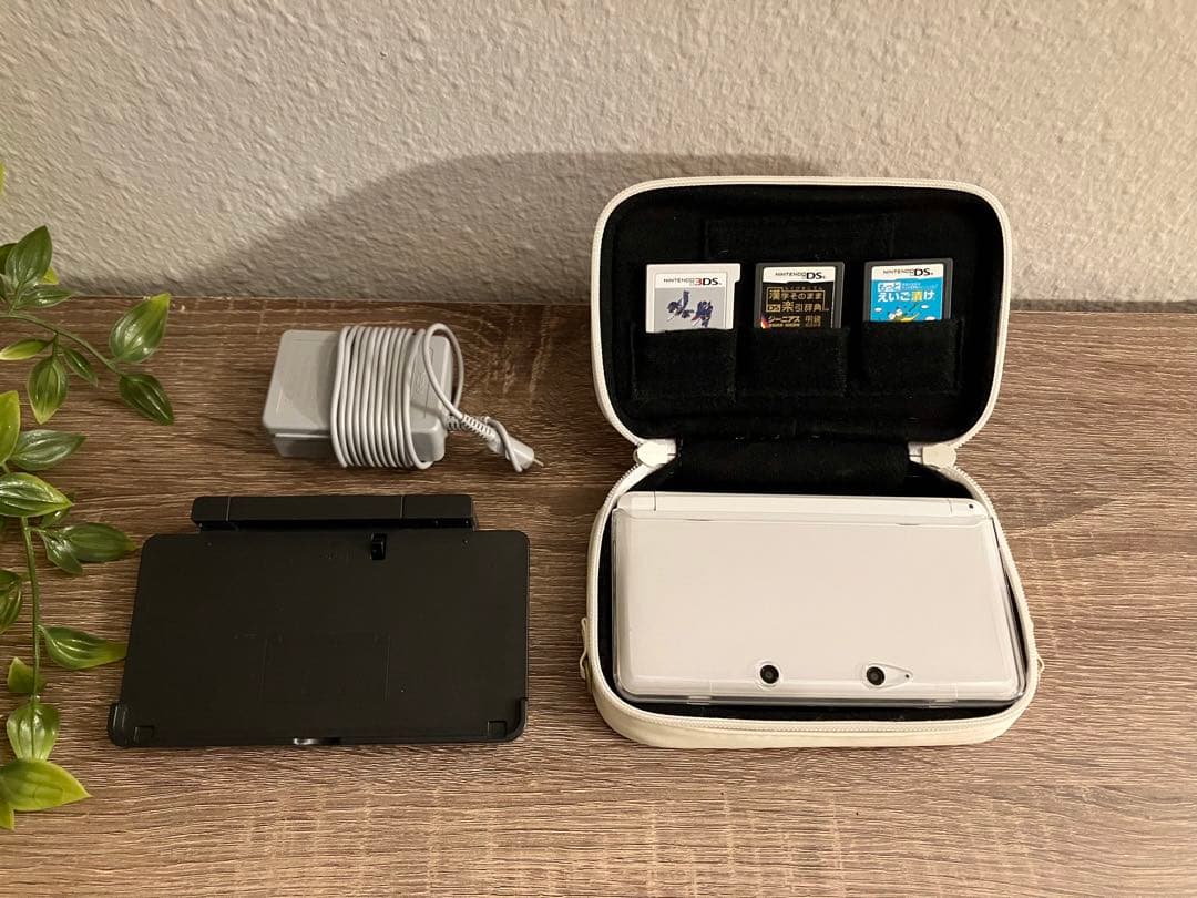 ニンテンドー3DS アイスホワイト（白）本体一式とソフト３本