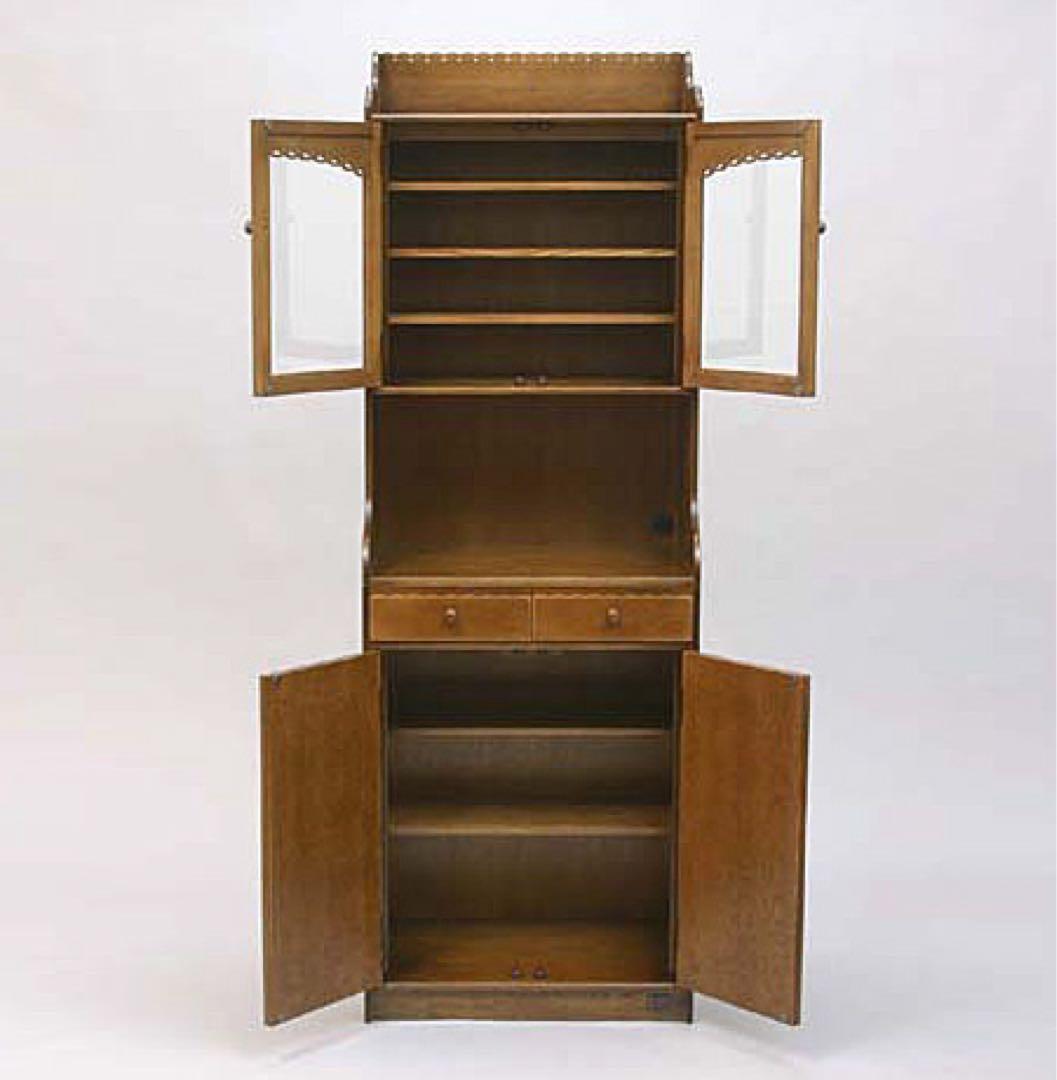 パリの雑貨屋　カップボード　食器棚　飾り棚　キャビネット　アンティークな雰囲気