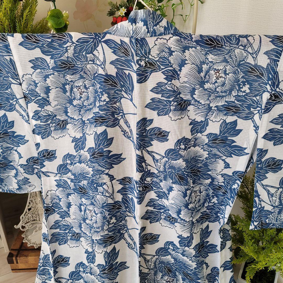 新品　竺仙　綿紅梅　風を吹かれる牡丹　白地にブルー