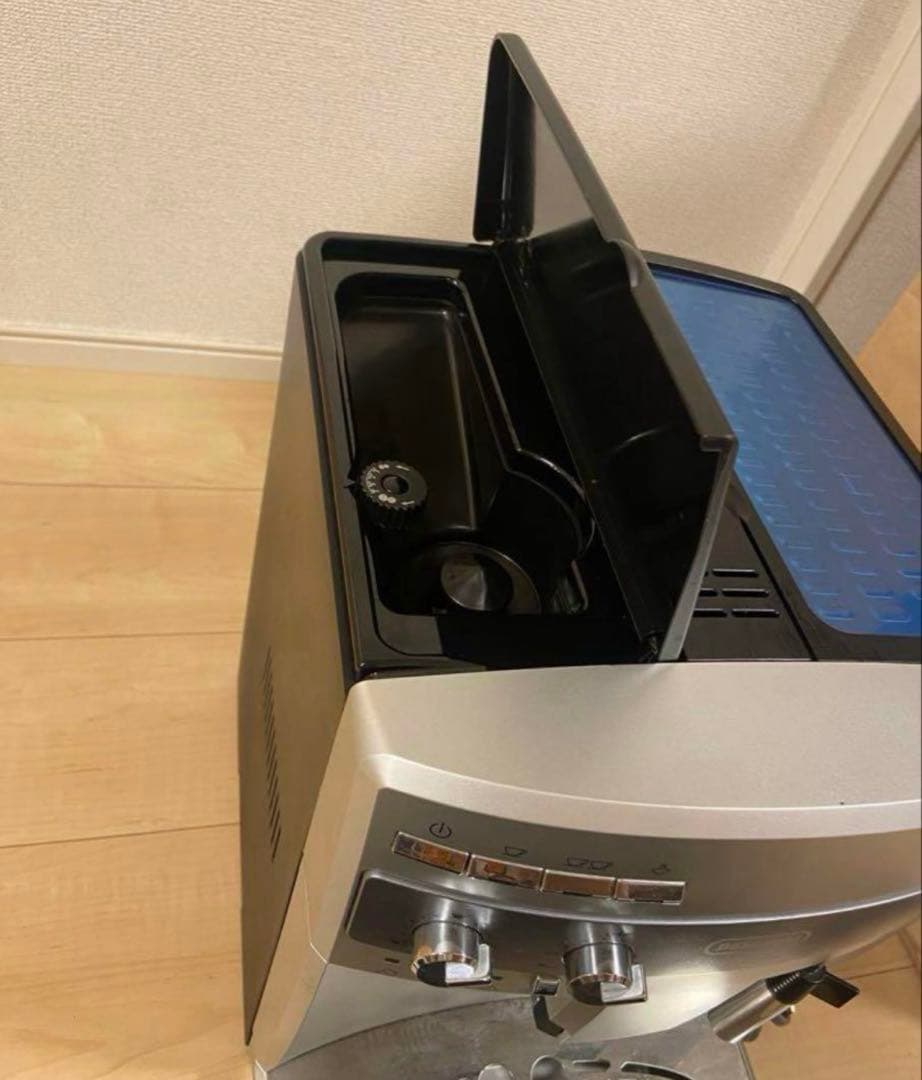 コーヒーメーカー・エスプレッソマシン DeLonghi Magnifica ESAM03110S