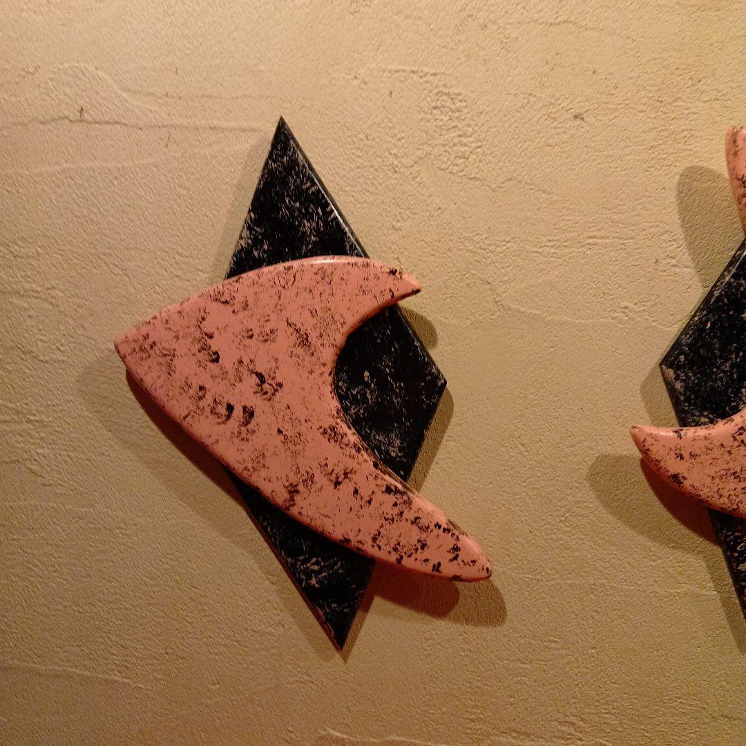 ピンクと黒の木製アートパネル