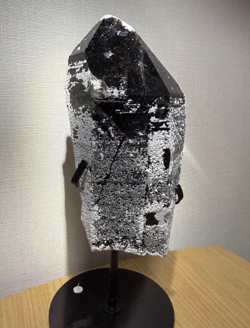 【高純度】希少【最強魔除け】雪景色★モリオン（黒水晶）原石1.55kg 台座付
