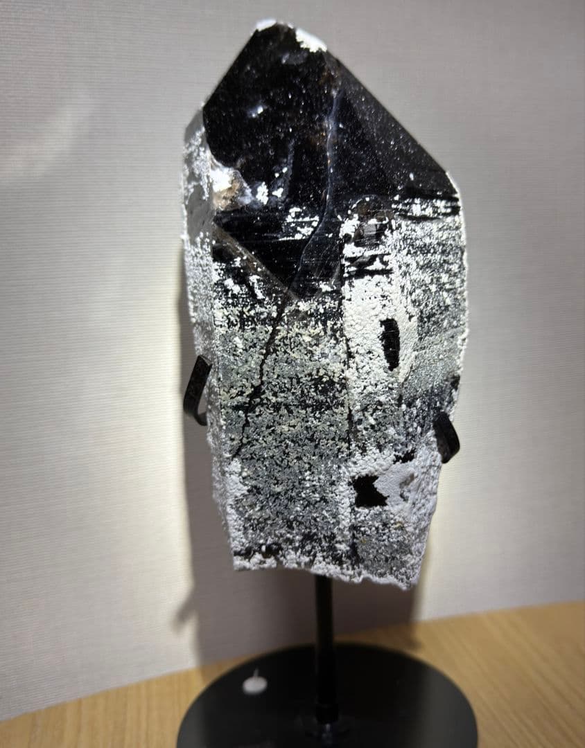 【高純度】希少【最強魔除け】雪景色★モリオン（黒水晶）原石1.55kg 台座付