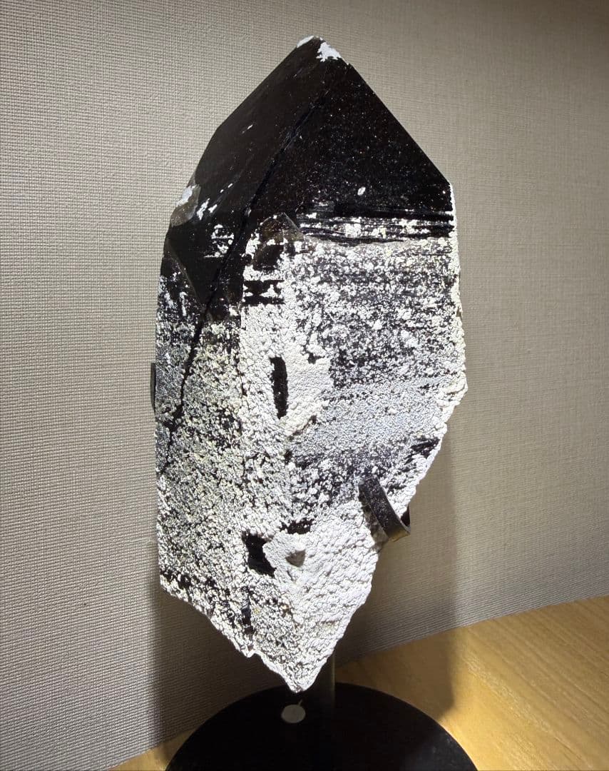 【高純度】希少【最強魔除け】雪景色★モリオン（黒水晶）原石1.55kg 台座付