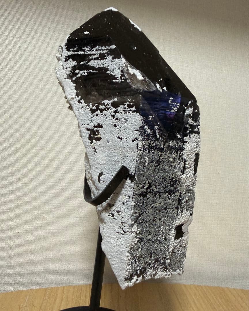 【高純度】希少【最強魔除け】雪景色★モリオン（黒水晶）原石1.55kg 台座付