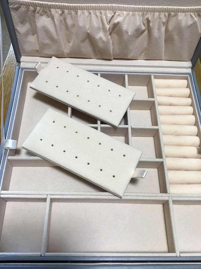 ❣️アクセサリーケース❣️グレー　２段式❣️ジュエリーの保管に是非❣️