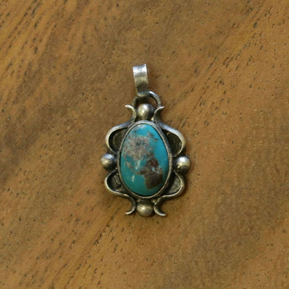 アリゾナ産ターコイズペンダント ハンドメイド インディアンジュエリー風