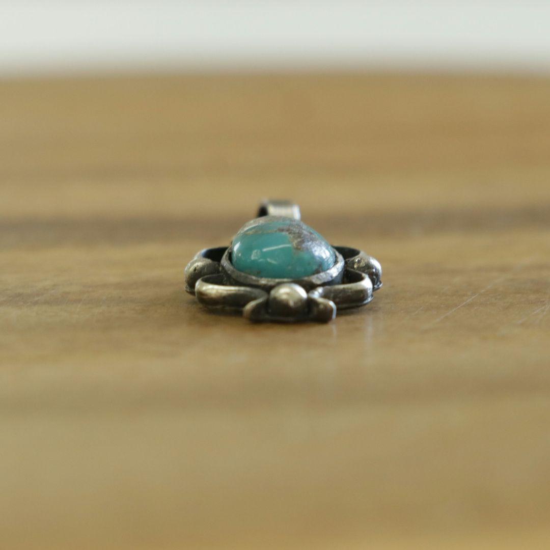 アリゾナ産ターコイズペンダント ハンドメイド インディアンジュエリー風