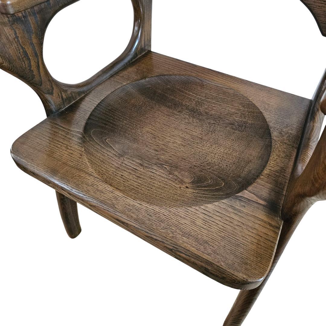 木製 アーム付き ダイニングチェア① 板座 座ぐり くり抜きデザイン 椅子