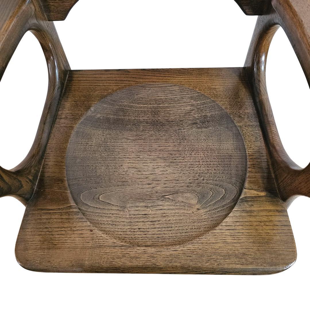 木製 アーム付き ダイニングチェア① 板座 座ぐり くり抜きデザイン 椅子