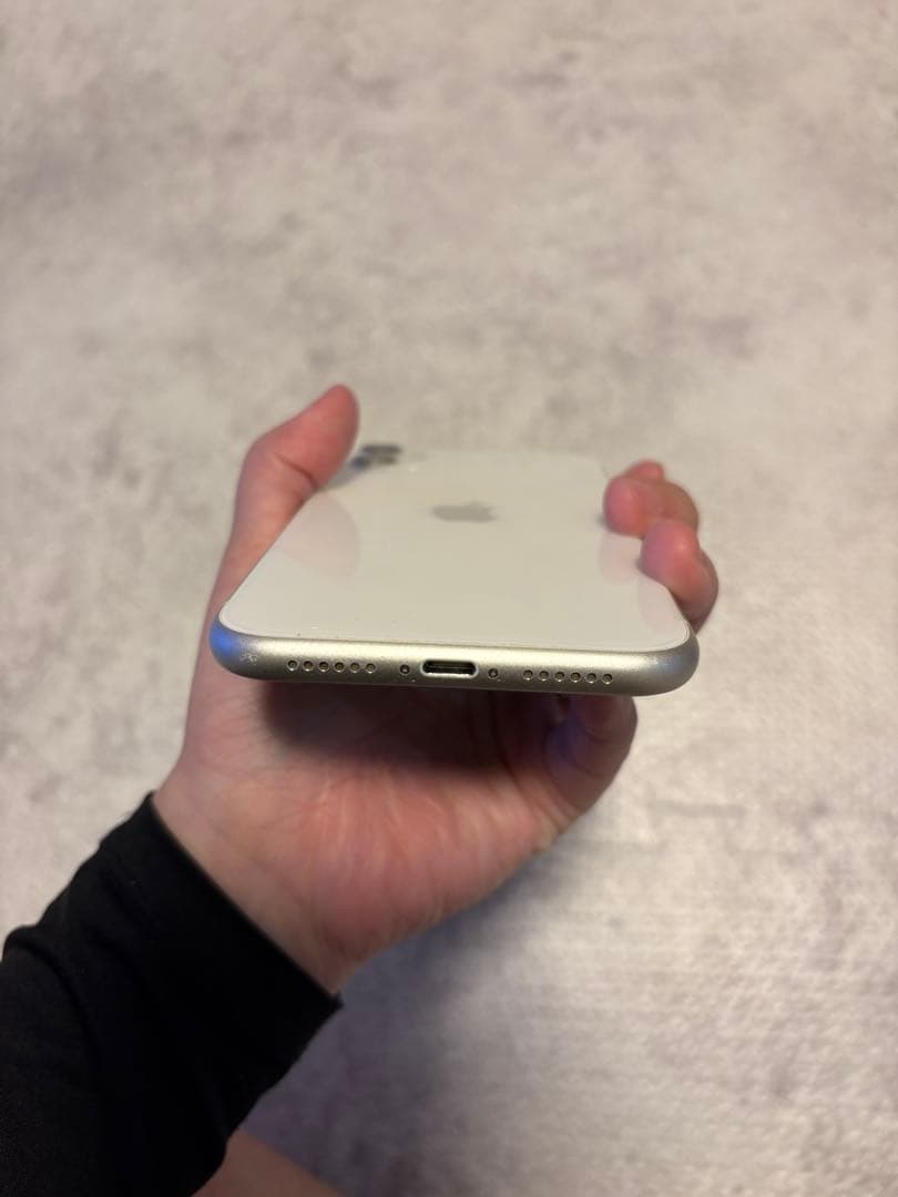 液晶傷なし【ホワイト】Apple iPhone 11 本体