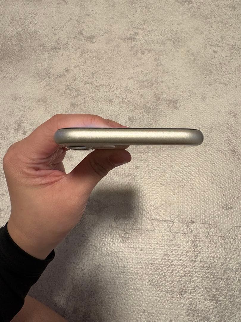 液晶傷なし【ホワイト】Apple iPhone 11 本体