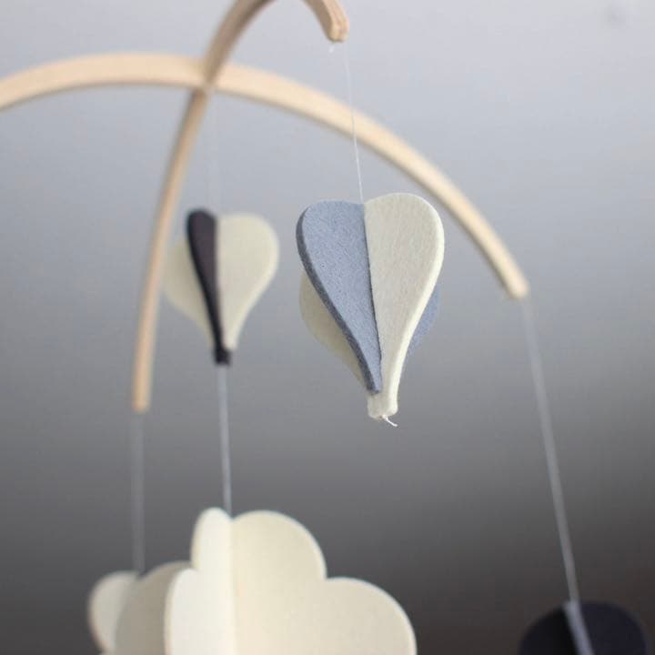 ベッドメリー＆木製アーム　気球　雲　おしゃれ