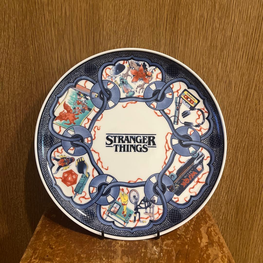 Netflix × マルヒロ　ストレンジャー・シングス 記念プレート／色絵宝尽文