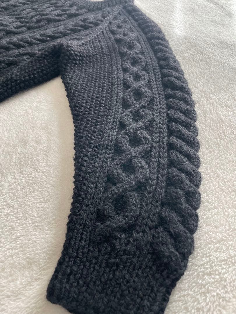 Inverallan ブラック ケーブルニットセーター