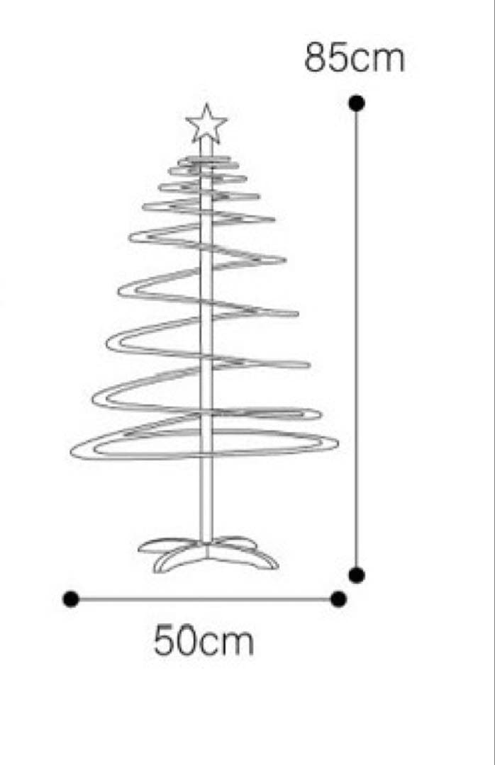 クリスマスツリー 赤と白の装飾付き