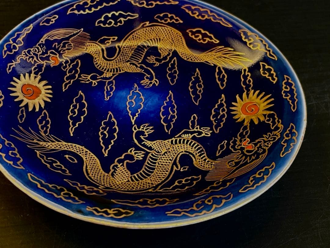 「母」 中国古玩 大清乾隆年製 十錦 金彩 龍文 瑠璃 皿 （108A）