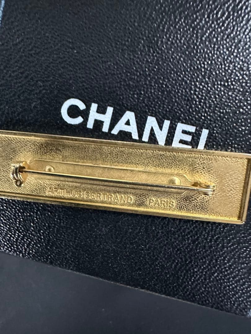 CHANEL ロゴ ブローチ