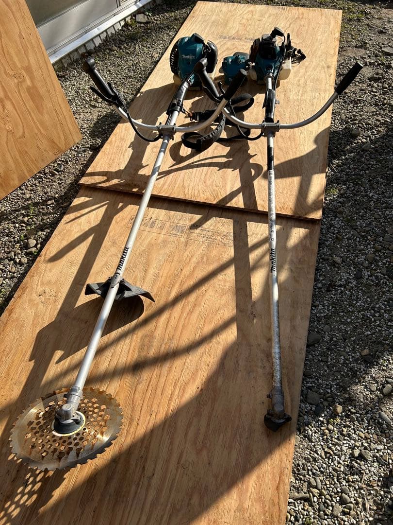 ［引き取り限定］ジャンクMakita 草刈り刃付き2台［MEM2600U］